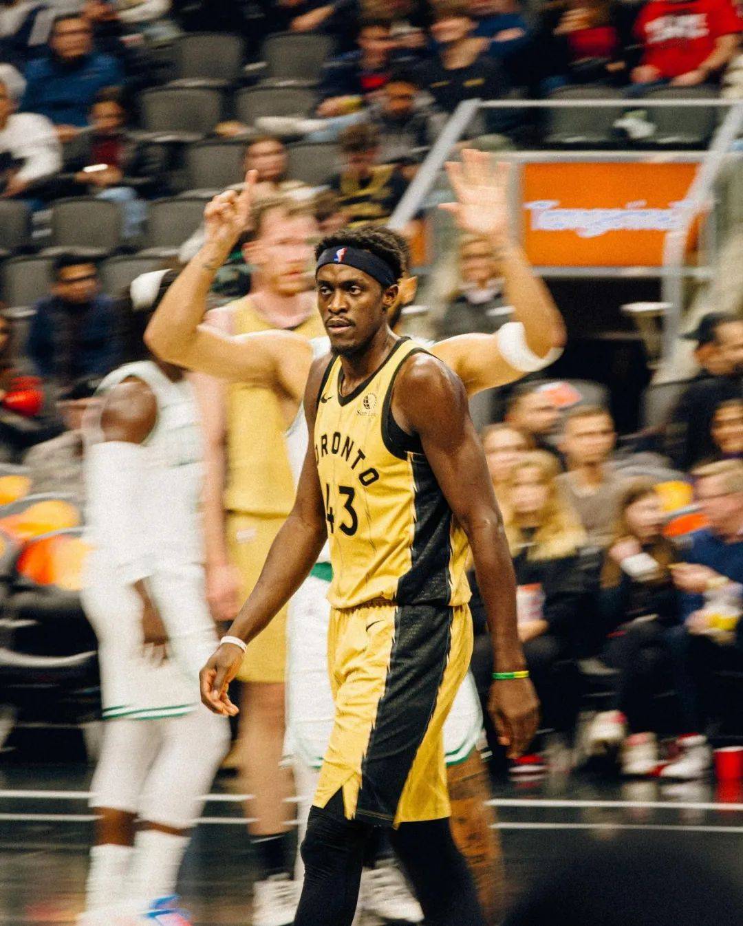 西亚卡姆迎来十赛季高光表现，FPX球迷沸腾！