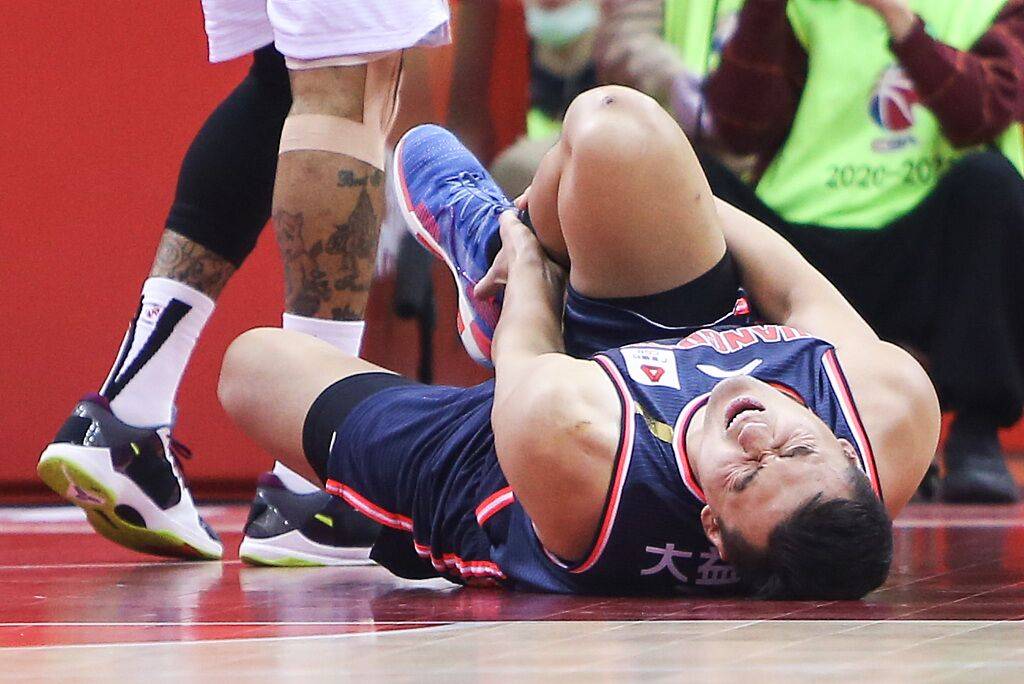 罗马常规赛鏖战利雅得新月,胡金秋砍下16记关键球,全场沸腾的简单介绍 罗马常规赛鏖战利雅得新月,胡金秋砍下16记关键球,全场沸腾的简单介绍