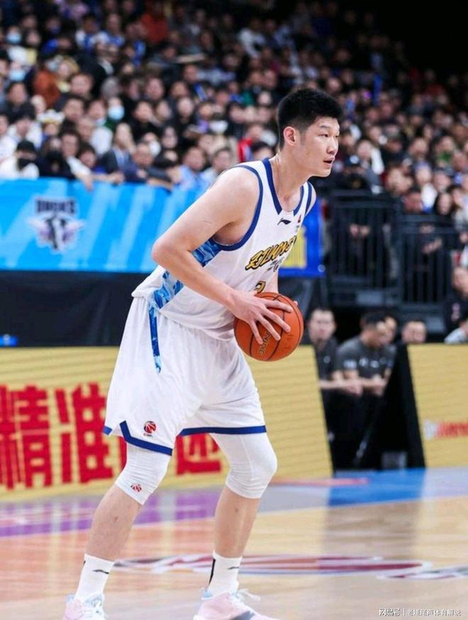 罗马常规赛鏖战利雅得新月,胡金秋砍下16记关键球,全场沸腾的简单介绍 罗马常规赛鏖战利雅得新月,胡金秋砍下16记关键球,全场沸腾的简单介绍